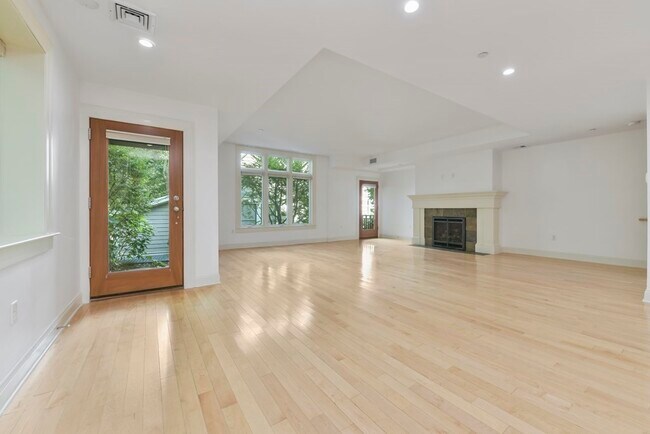 Building Photo - 201 Freeman St