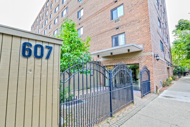 Primary Photo - 607 W Wrightwood Ave