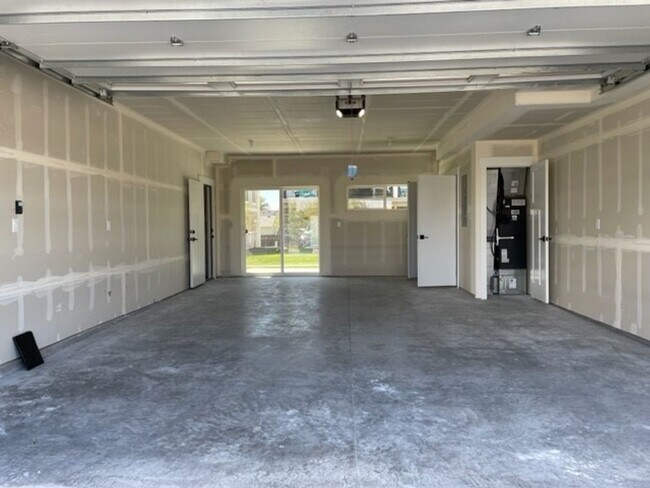 Building Photo - Townhouse For Lease