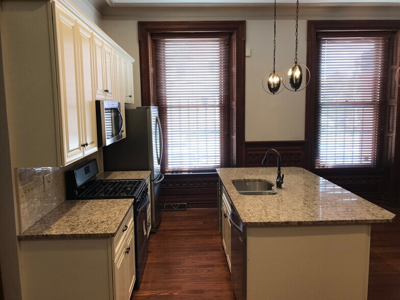 Building Photo - 930 N Lincoln Ave