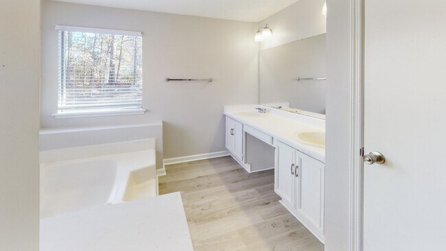 Building Photo - 410 Lake Dylan Ct