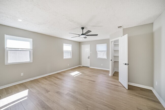 Building Photo - 10826 Thorncliff Dr