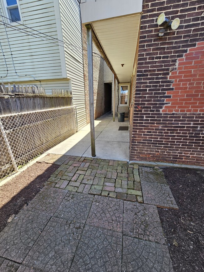 Building Photo - 829 Willow St