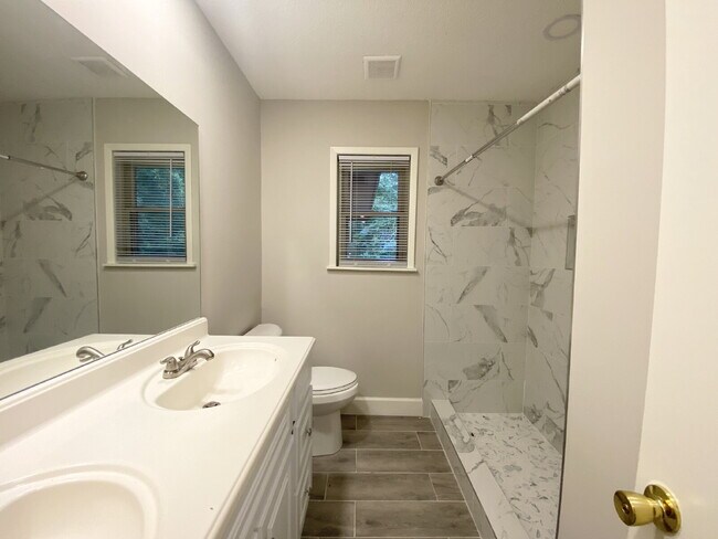 Building Photo - Single-family home on Hilton Head Island w...