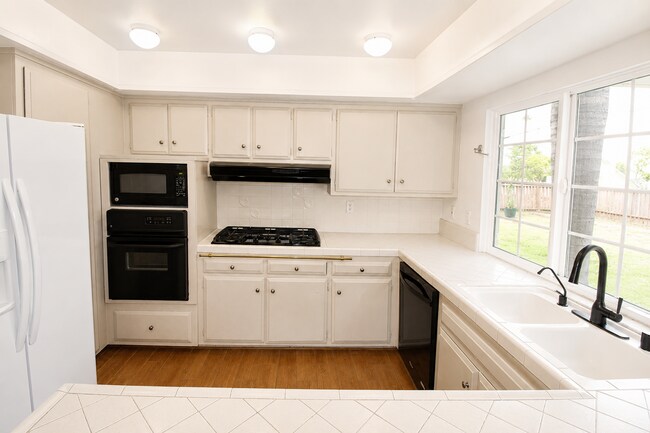 Building Photo - Spacious Corner Lot Home in Desirable Ventura Neighborhood!
