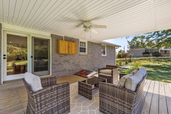 Building Photo - 209 Hazelwood Dr