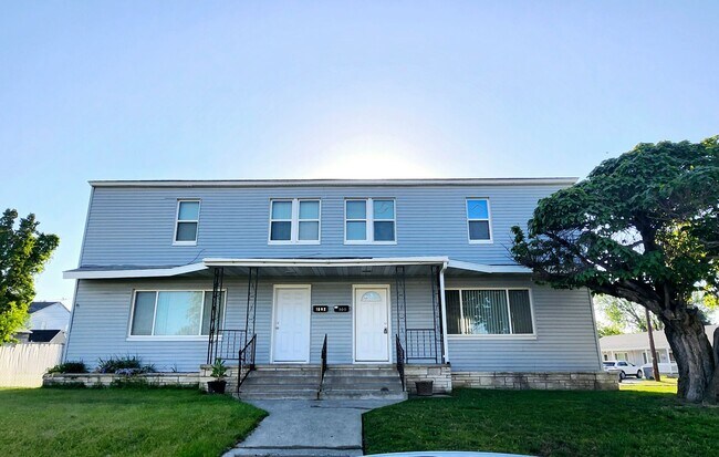 Building Photo - Pet Friendly, Fully Fenced Richland Duplex!