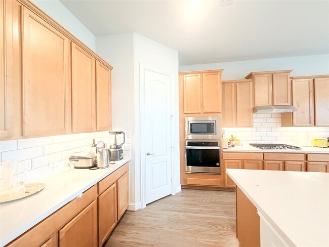Building Photo - 6610 Lake Oasis Dr