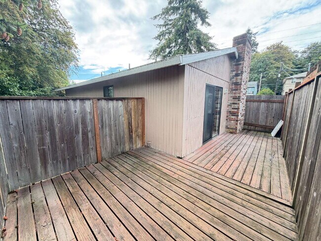 Building Photo - 2-Bedroom Near Mt. Tabor
