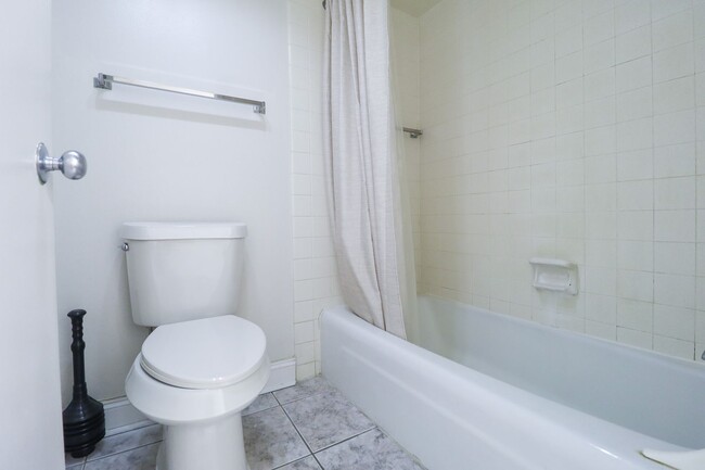 Building Photo - All Bills Paid: 1 Bedroom Condo in Downtow...
