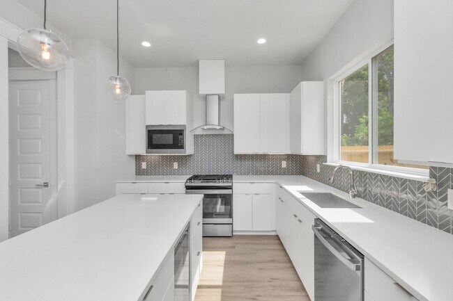 Building Photo - 5818 Burt St