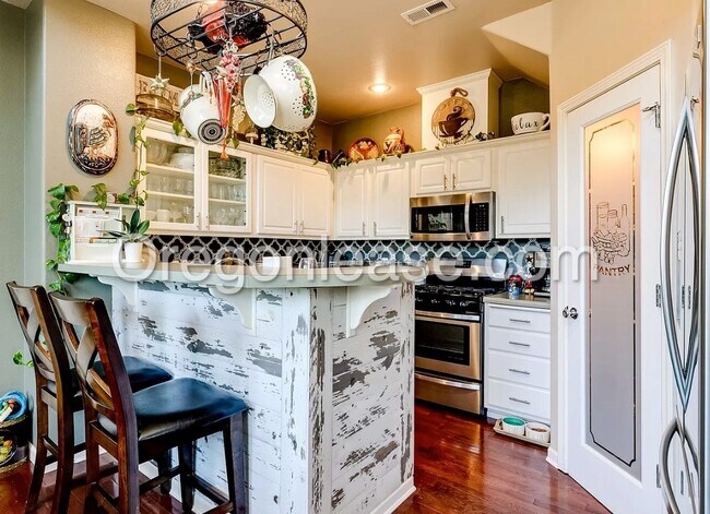 Building Photo - Beautiful large West Eugene home