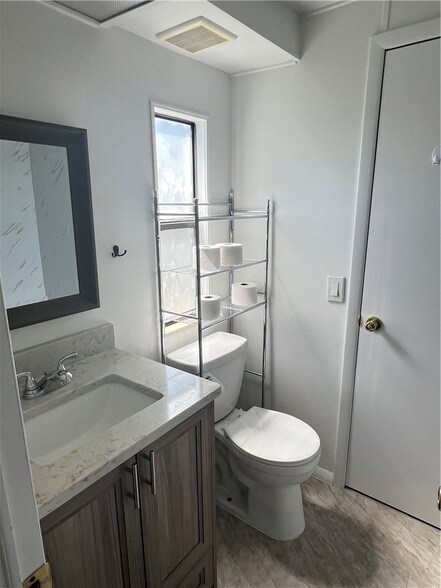 Building Photo - 812 Oleander Cir