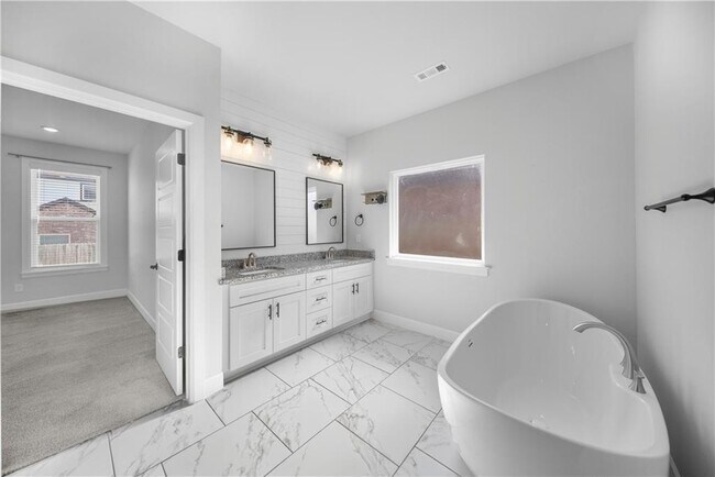 Building Photo - 1140 Hope St