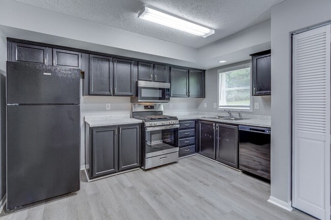 Building Photo - For Rent: 4-bedroom 2-bathroom single family home! COMING SOON