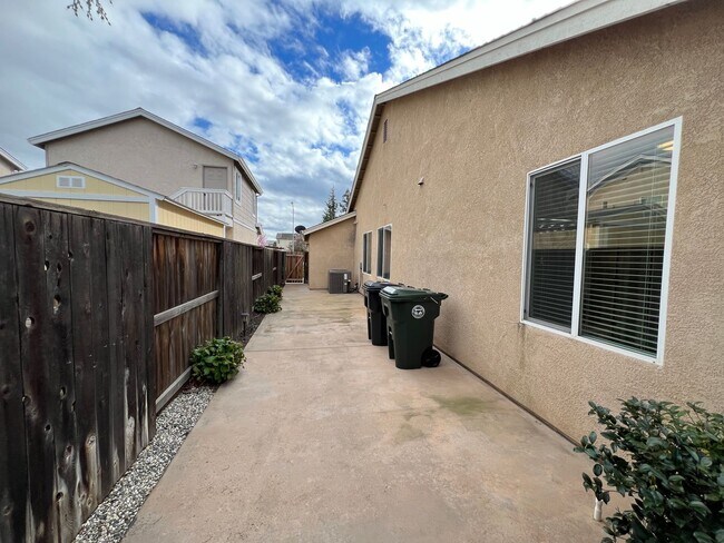 Building Photo - 4 bedrooms, an office and single-story home with a pool!!