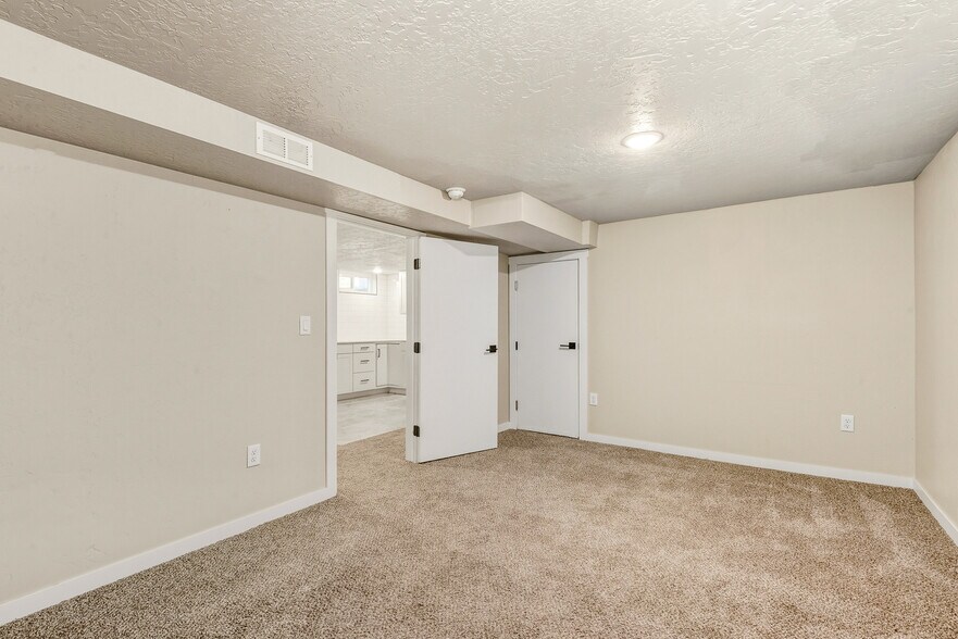 Building Photo - 2020 W Bedford Dr