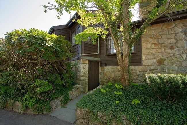 Building Photo - 19 Hobart Ln