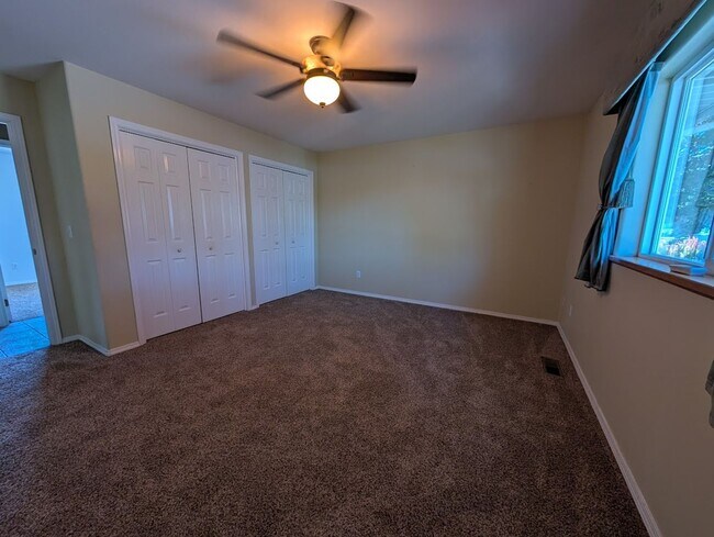 Building Photo - Gorgeous 3 Bedroom 2 Bath Condo - Deck with a View!