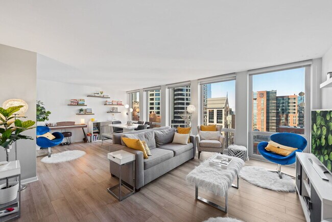 Building Photo - 111 E Chestnut St