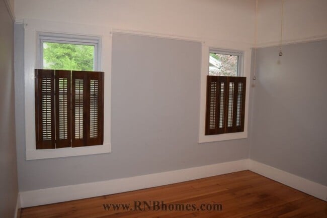 Building Photo - 1121 Dolores Way