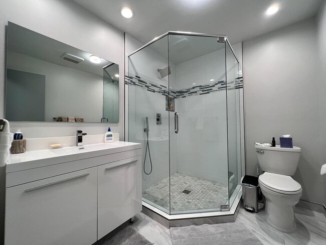 Building Photo - 4021 N Cypress Dr