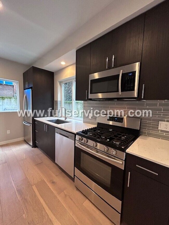 Building Photo - Contemporary 3 BD Mt. Baker Townhome! Location!!