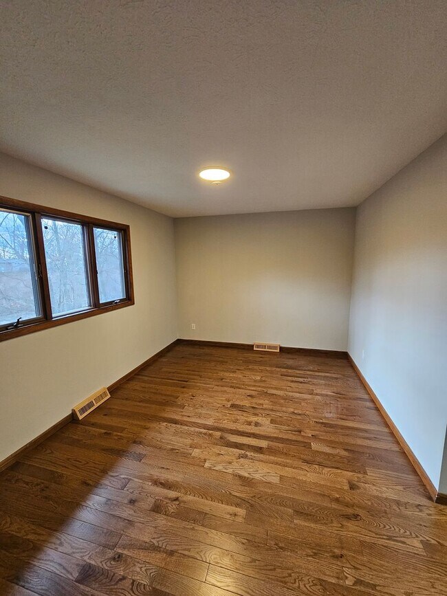 Building Photo - Remarkable 5 Bedroom Home For Rent in Mentor