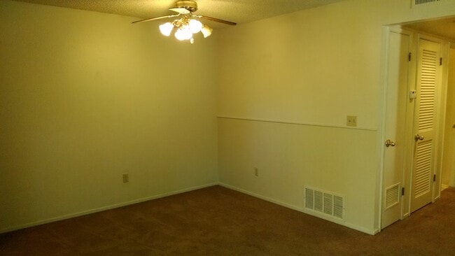 Building Photo - Springland Village Condo