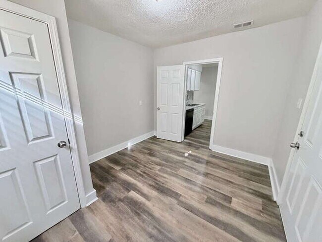 Building Photo - 101 E Davant Ave