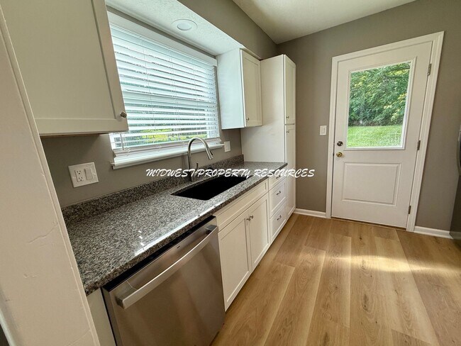 Building Photo - Large Updated 3 Bedroom/2 Bath Duplex in Lee's Summit