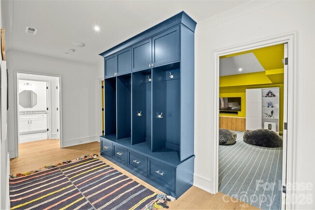 Building Photo - 2622 Chelsea Dr