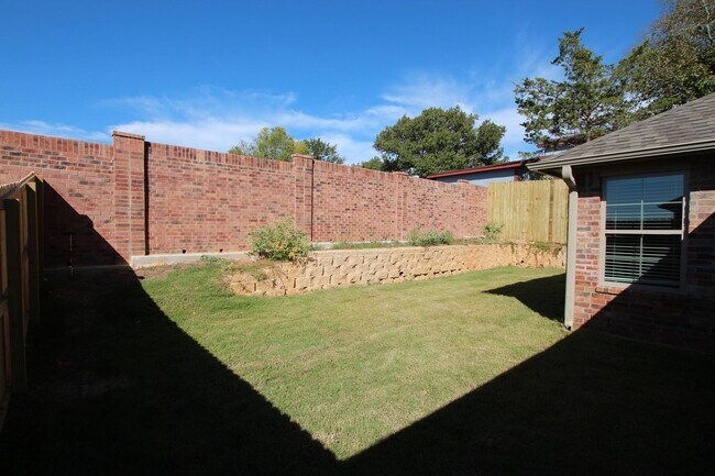 Building Photo - Beautiful 3 Bedroom 2 Bathroom Townhouse in South Tyler! 1/2 OFF FIRST FULL MONTHS RENT!