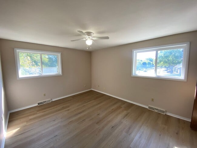 Building Photo - 2 Bedroom, 1.5 Bath Duplex Available for R...