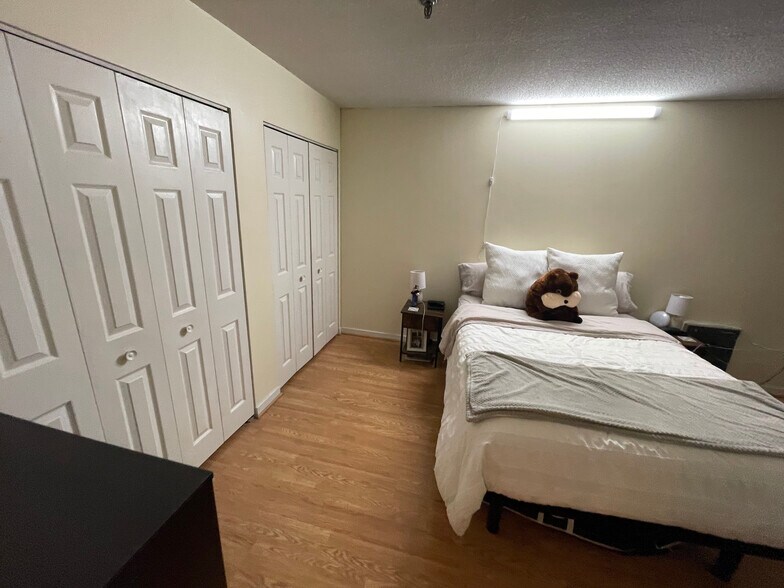 Building Photo - 147 Kelton St