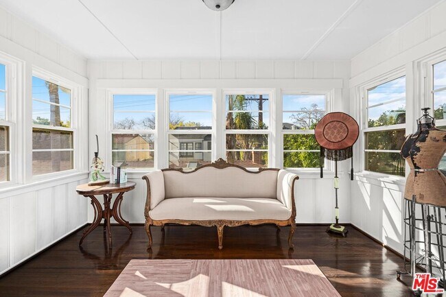 Building Photo - 537 N June St