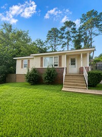 Building Photo - Charming home in East Anniston