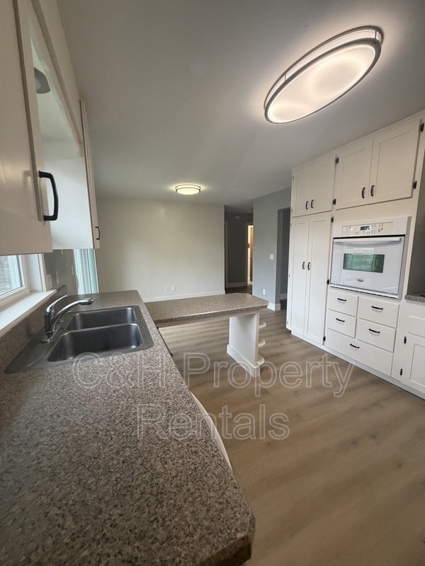 Building Photo - 915 Avenue F