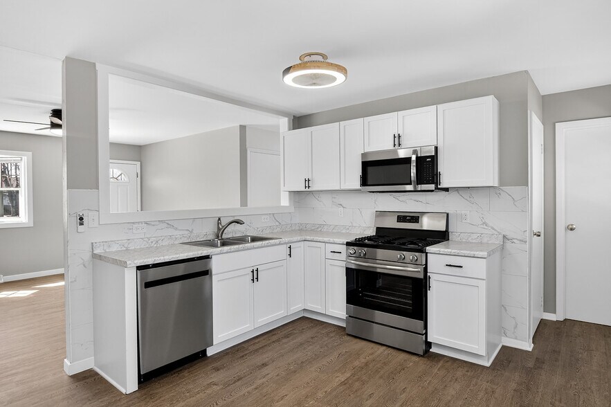 Building Photo - 7407 Saturn St