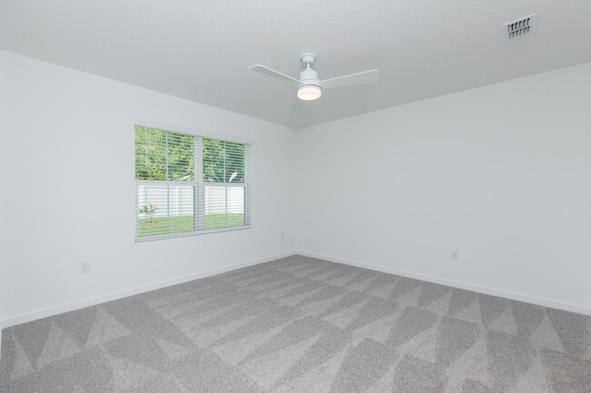 Building Photo - 10 Fairchild Ln