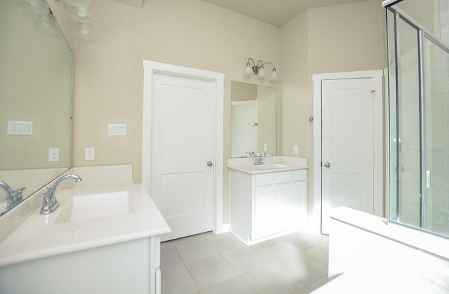 Building Photo - Beautiful 2 story home with 4 bedrooms, 2,...