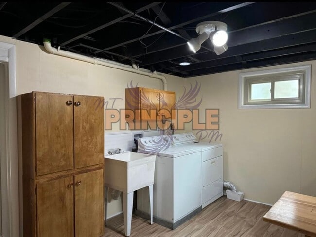 Building Photo - Updated 3 Bedroom House in a Family Friendly Neighborhood