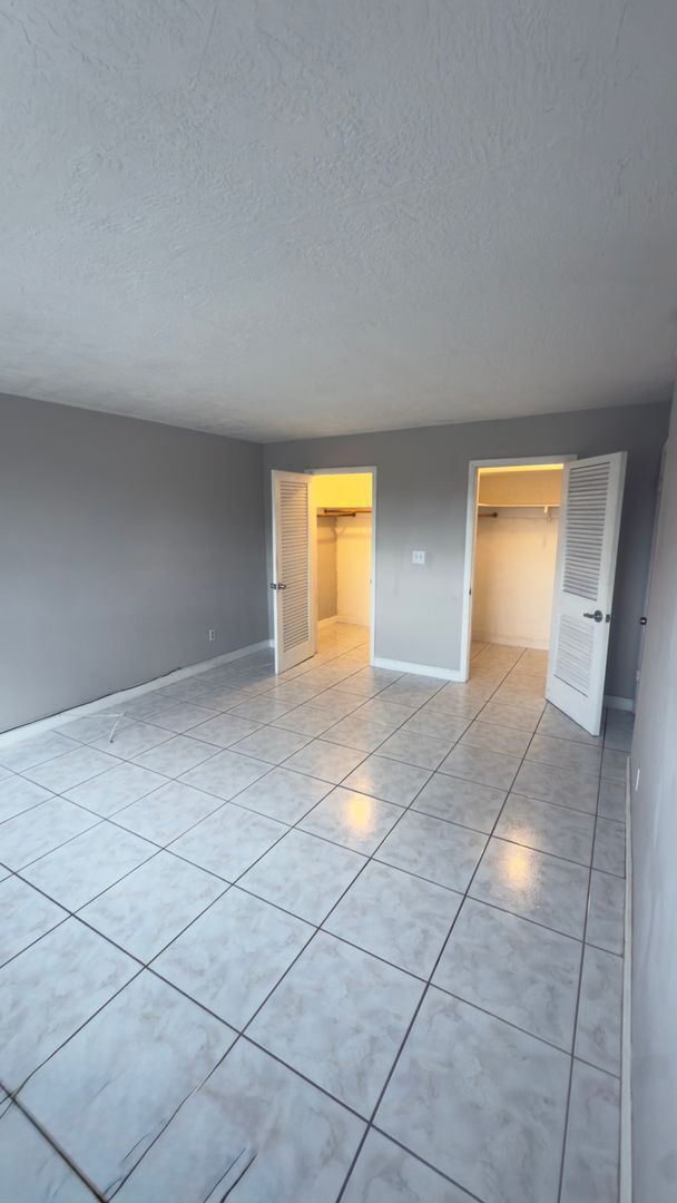 Building Photo - Spacious 1-Bed Condo in Sutton House – 974...