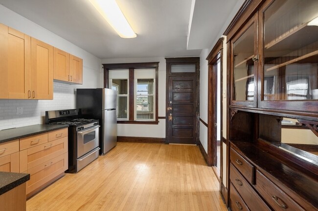 Building Photo - 3213 S Lituanica Ave