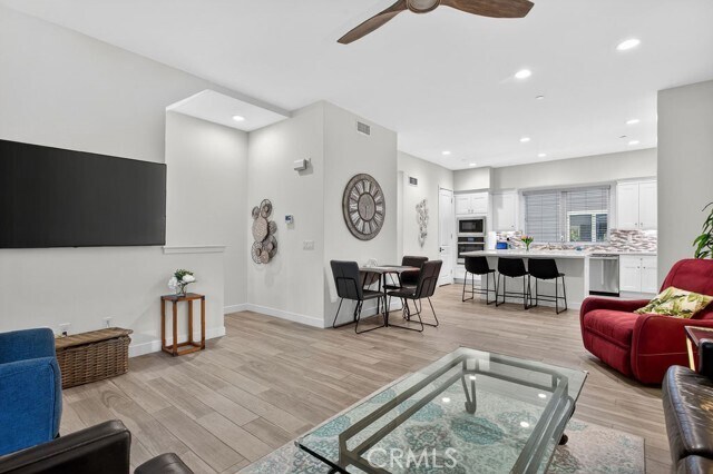 Building Photo - 985 Doheny Way