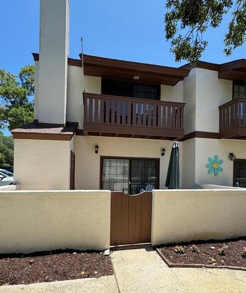 Private back patio w storage closet. - 10027 Washington Cir
