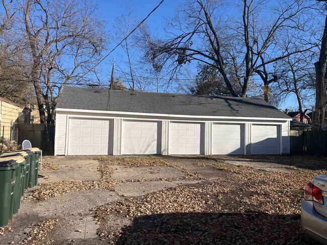 Building Photo - 305 N View St