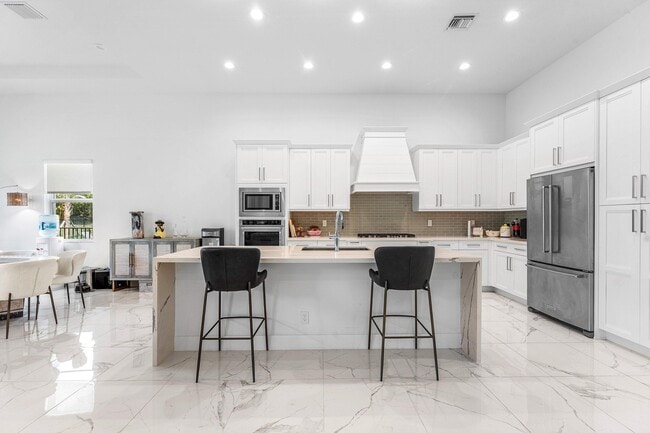 Building Photo - 9256 Crestview Cir