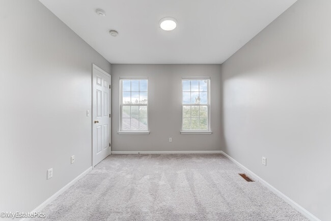 Building Photo - 4749 Grove Ct