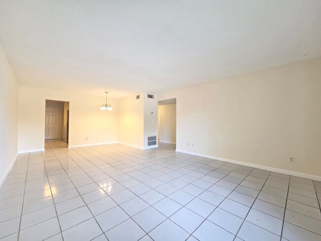 Building Photo - 605 Northlake Blvd